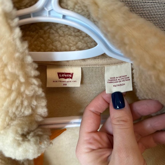 New! Levi’s Sherpa Fleece Vest – Women’s XS – Beige - Picture 7 of 13